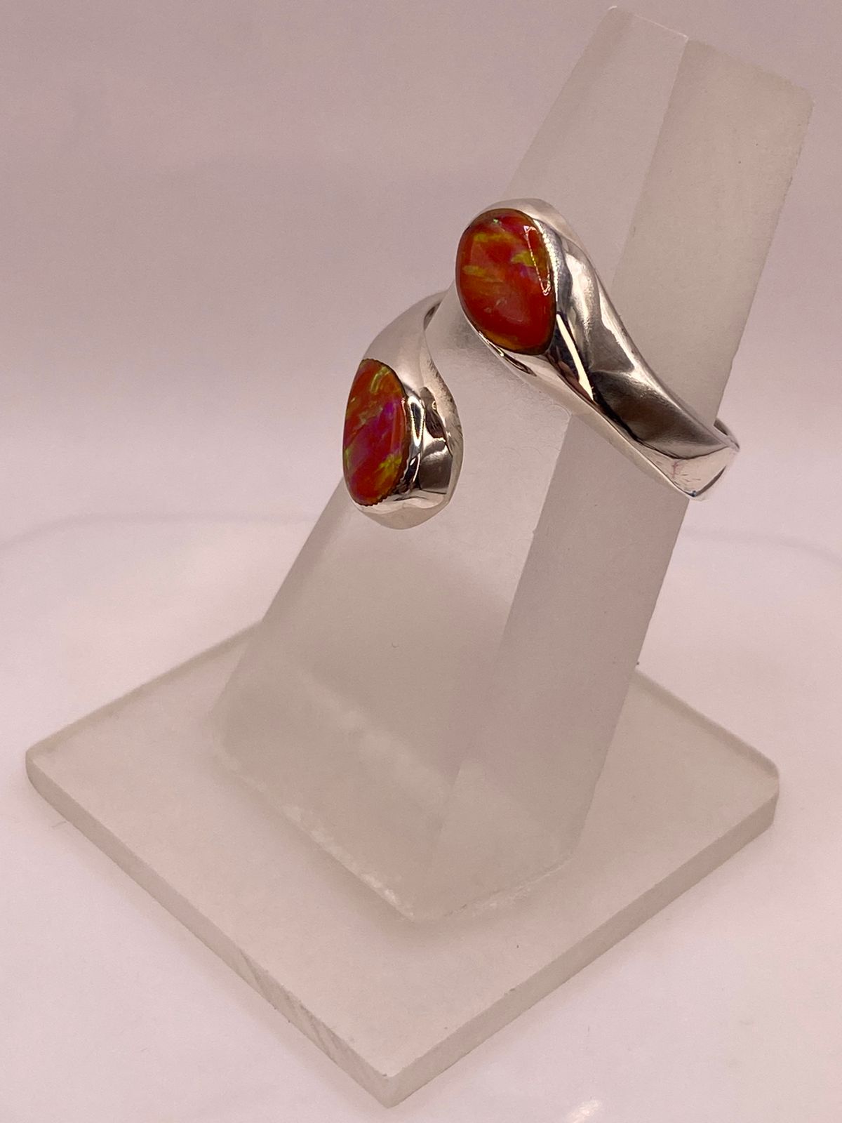 Anillo Envolvente de Plata Ley 950 con Ópalo de Fuego, vista frontal