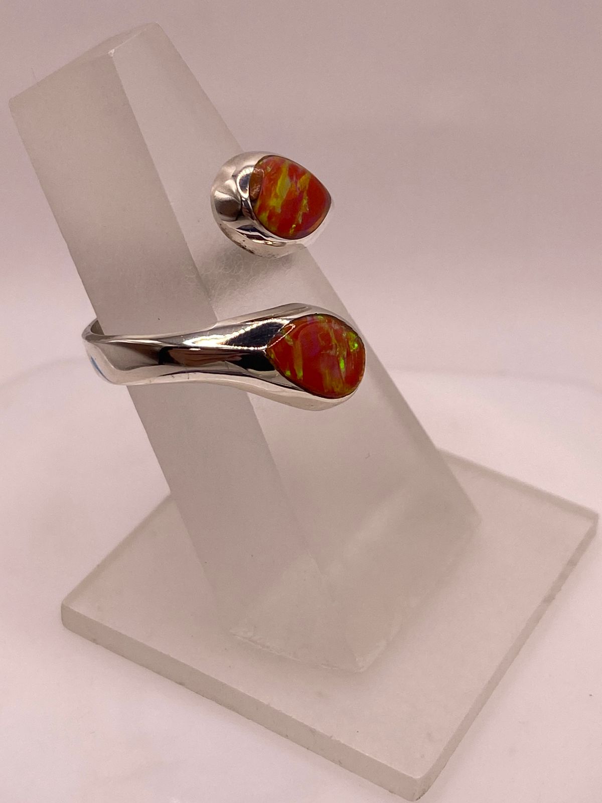Anillo Envolvente de Plata Ley 950 con Ópalo de Fuego, vista lateral