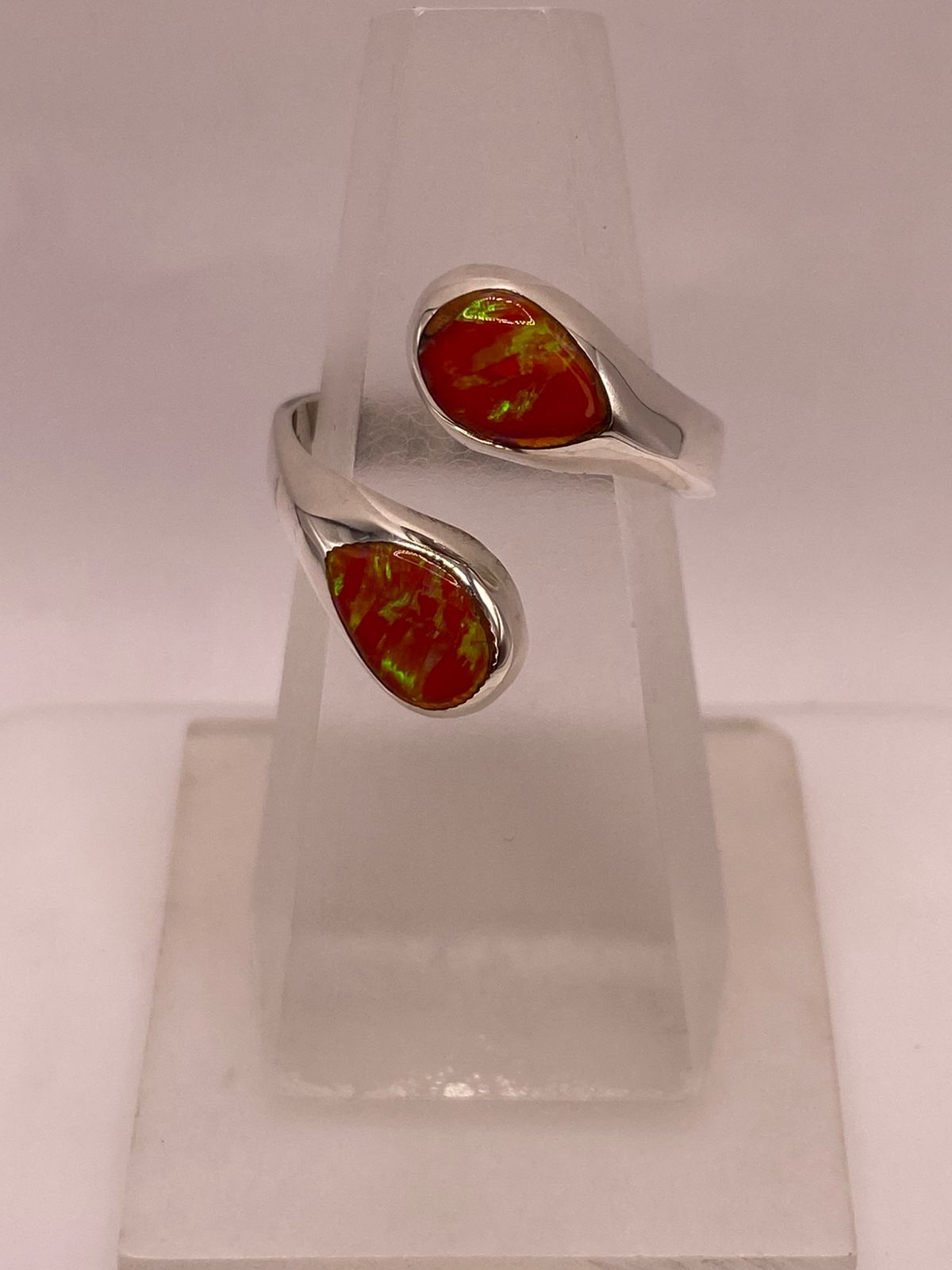 Anillo Envolvente de Plata Ley 950 con Ópalo de Fuego, vista de detalle