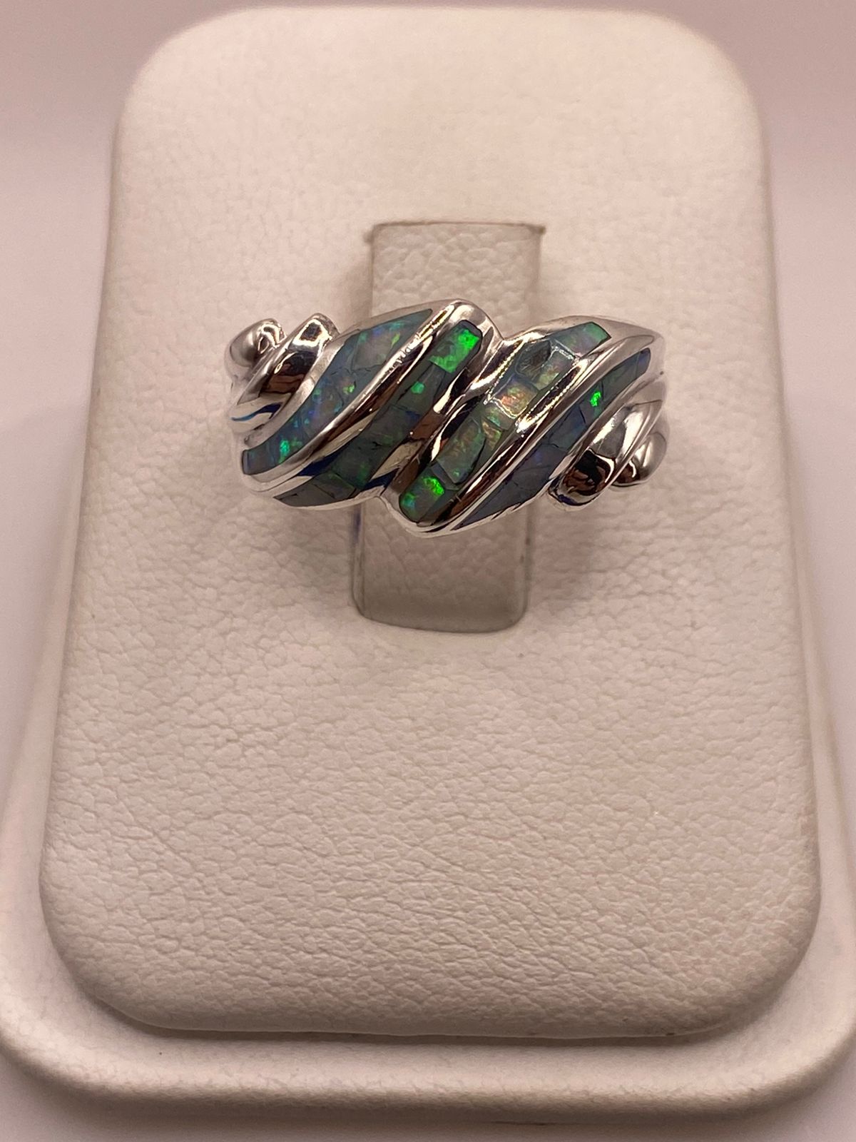 Anillo Envolvente de Plata Ley 950 con Ópalo de Fuego en báscula mostrando peso