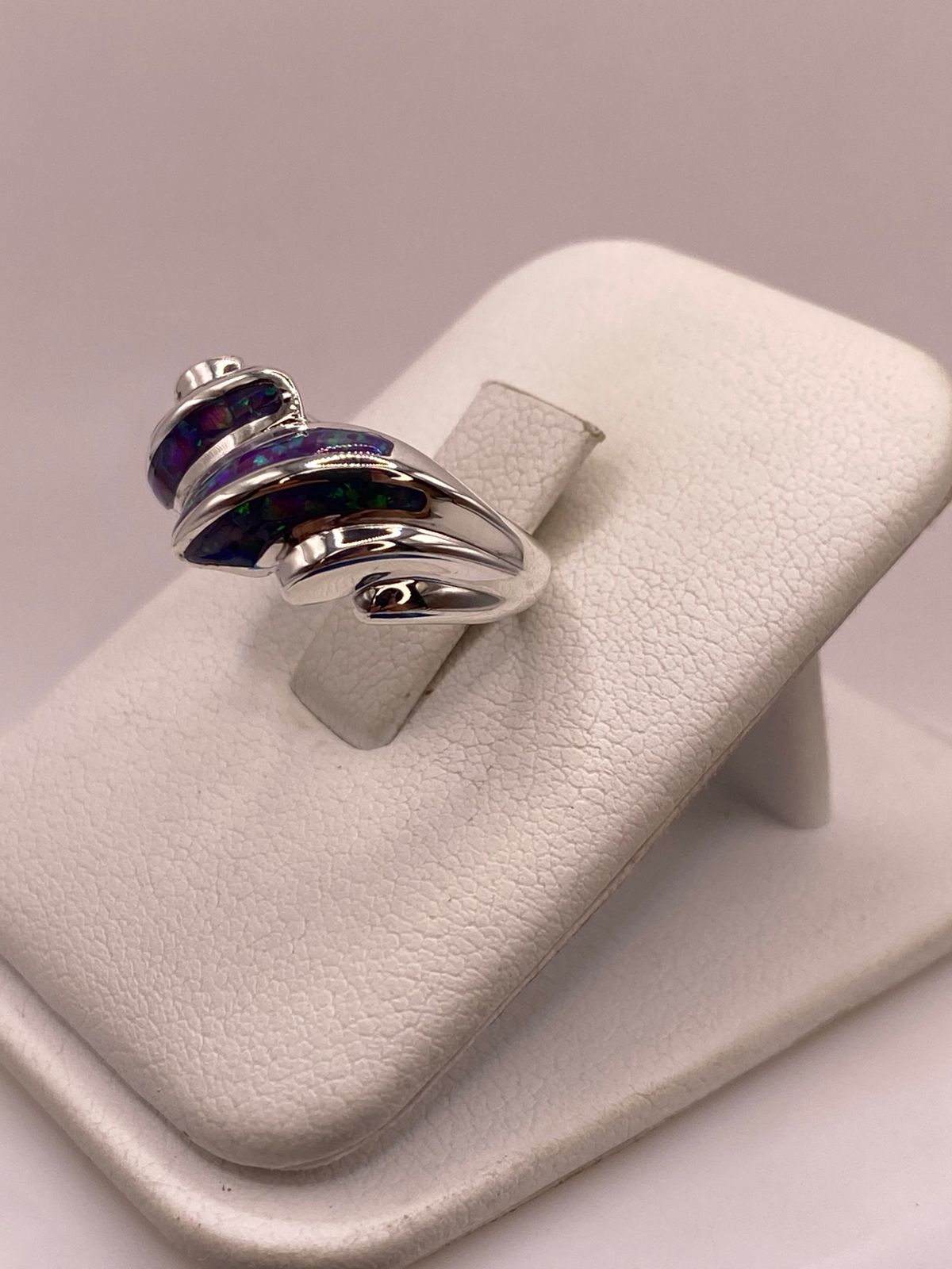 Anillo Envolvente de Plata Ley 950 con Ópalo de Fuego, vista de detalle