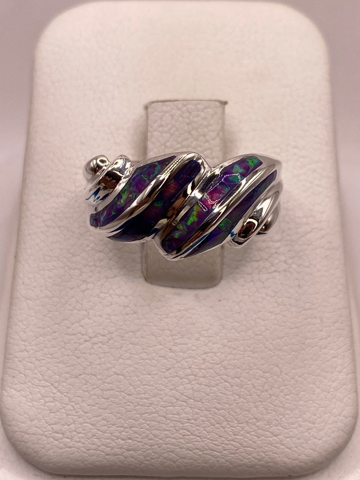 Anillo Envolvente de Plata Ley 950 con Ópalo de Fuego en báscula mostrando peso