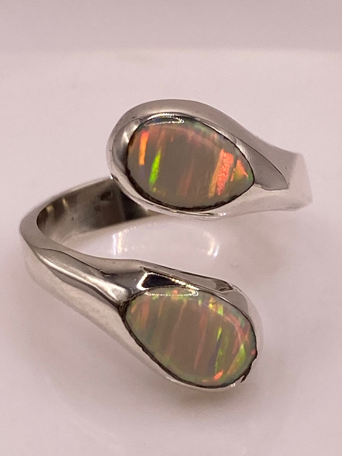 Anillo Envolvente de Plata Ley 950 con Ópalo de Fuego Tornasol, sello de autenticidad Plata Ley .925