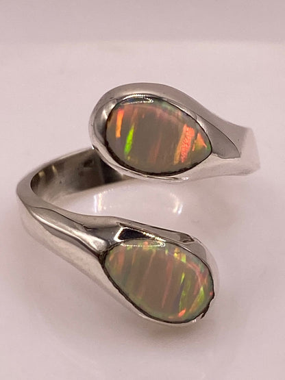 Anillo Envolvente de Plata Ley 950 con Ópalo de Fuego Tornasol, sello de autenticidad Plata Ley .925