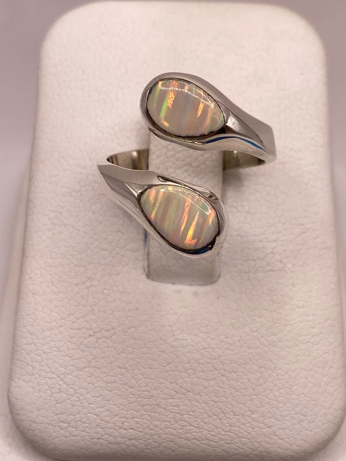 Anillo Envolvente de Plata Ley 950 con Ópalo de Fuego Tornasol, vista lateral