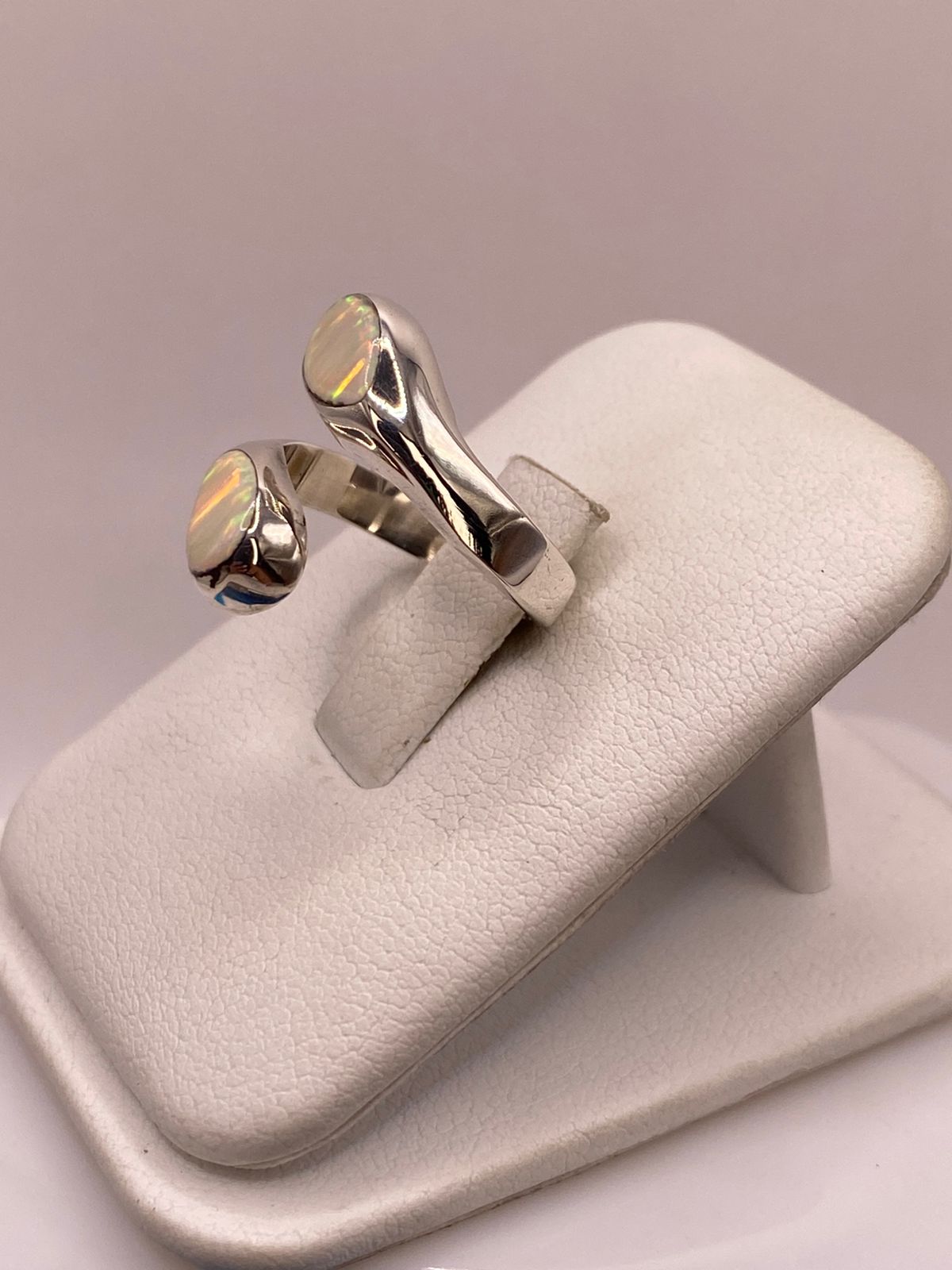 Anillo Envolvente de Plata Ley 950 con Ópalo de Fuego Tornasol, vista frontal