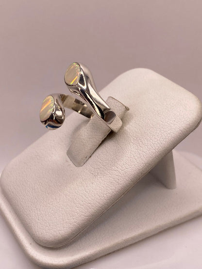 Anillo Envolvente de Plata Ley 950 con Ópalo de Fuego Tornasol, vista frontal