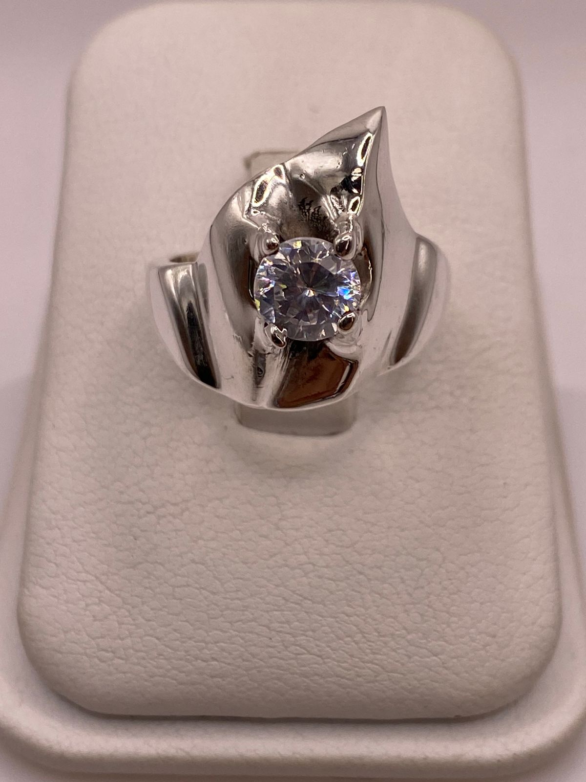 Anillo Escultórico Moderno con Zirconia Brillante en Plata Ley 925 en báscula mostrando peso