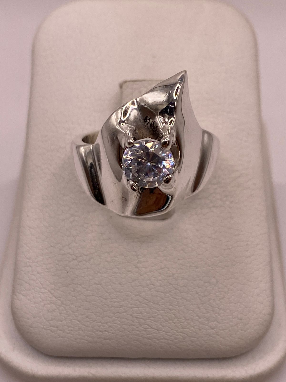 Anillo Escultórico Moderno con Zirconia Brillante en Plata Ley 925, vista frontal