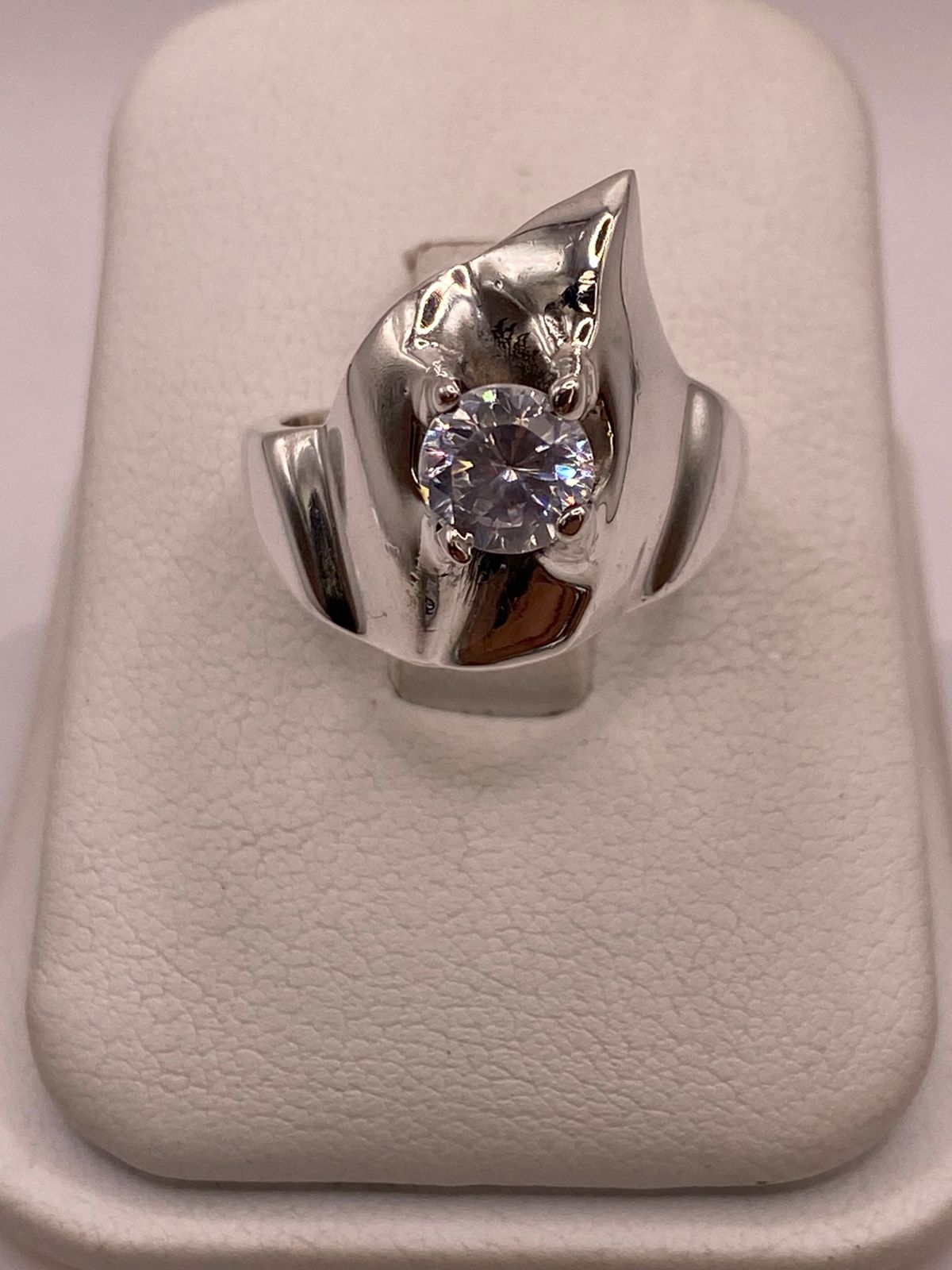 Anillo Escultórico Moderno con Zirconia Brillante en Plata Ley 925, vista superior