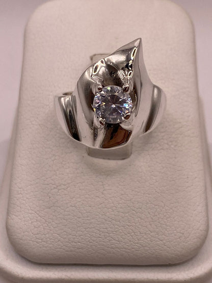 Anillo Escultórico Moderno con Zirconia Brillante en Plata Ley 925, vista superior