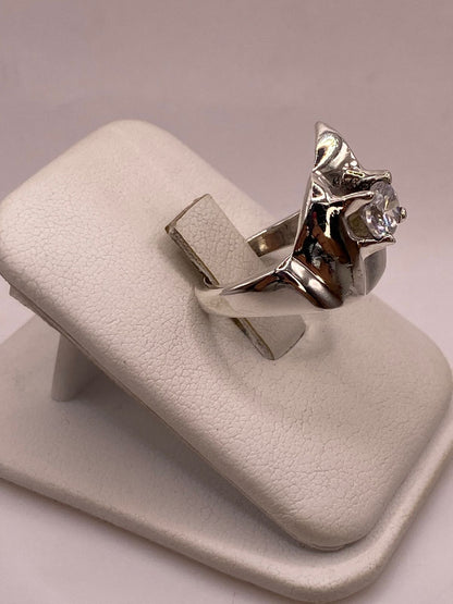 Anillo Escultórico Moderno con Zirconia Brillante en Plata Ley 925, vista lateral