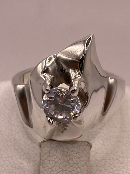 Anillo Escultórico Moderno con Zirconia Brillante en Plata Ley 925, sello de autenticidad Plata Ley .925