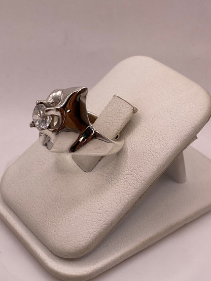 Anillo Escultórico Moderno con Zirconia Brillante en Plata Ley 925, vista de detalle