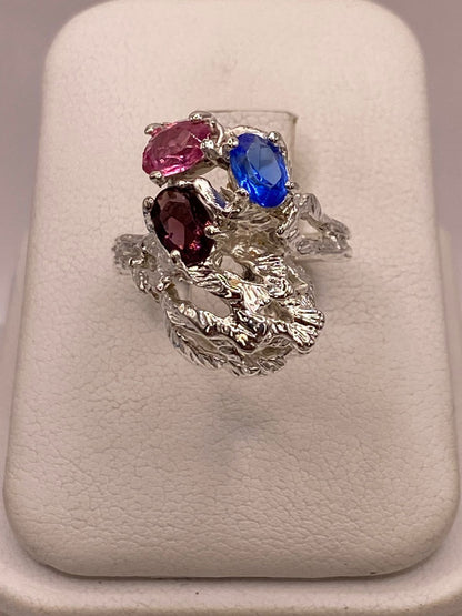 Anillo Escultural en Plata Ley 925 con Zirconias Multicolor en báscula mostrando peso