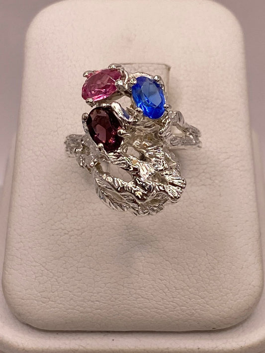Anillo Escultural en Plata Ley 925 con Zirconias Multicolor en báscula mostrando peso