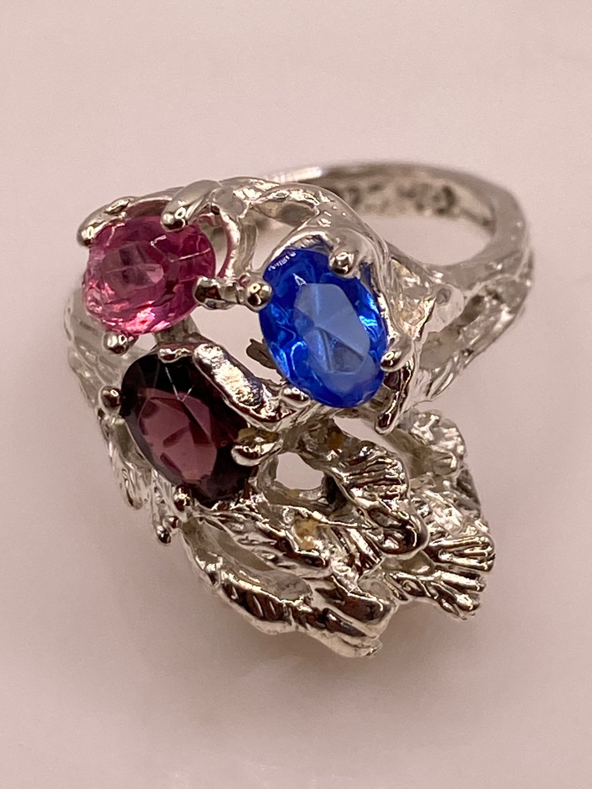 Anillo Escultural en Plata Ley 925 con Zirconias Multicolor, sello de autenticidad Plata Ley .925