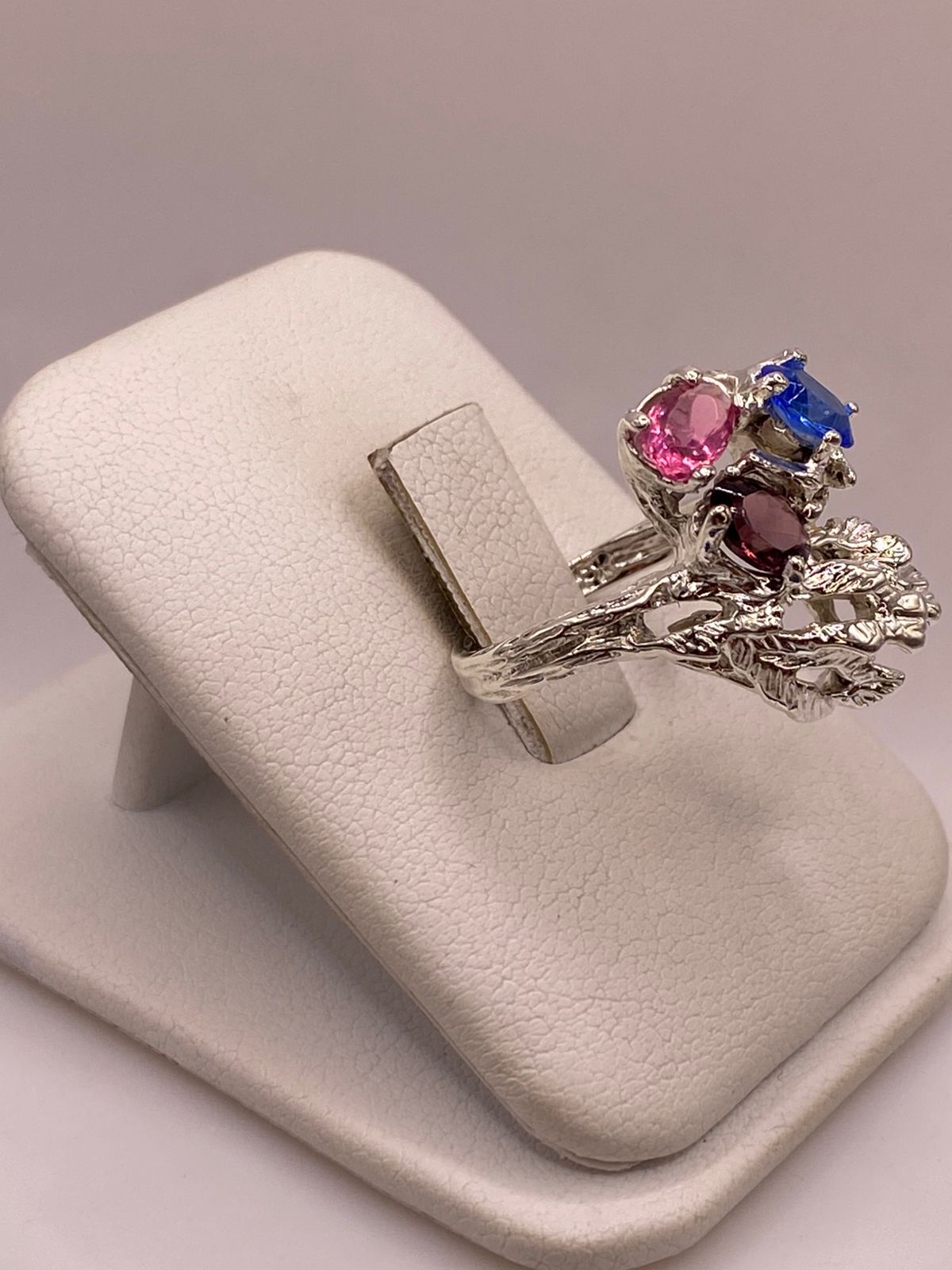 Anillo Escultural en Plata Ley 925 con Zirconias Multicolor, vista lateral