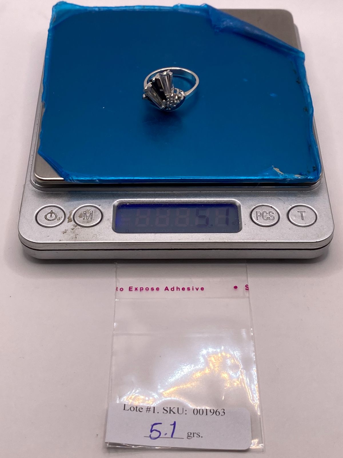 Anillo Escultural de Plata 925 con Zirconias Blancas y Negras, peso en gramos (báscula)