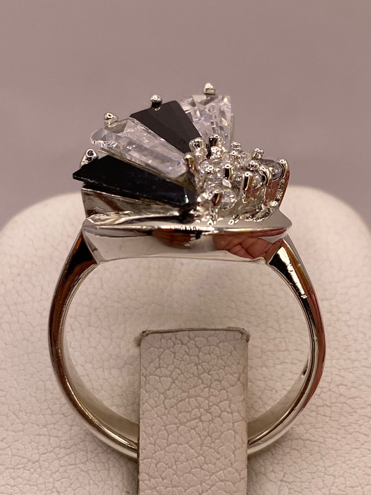 Anillo Escultural de Plata 925 con Zirconias Blancas y Negras, vista superior