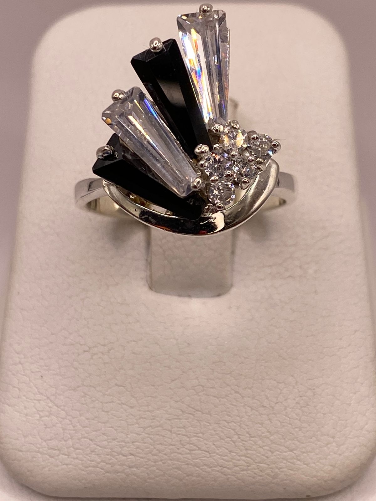 Anillo Escultural de Plata 925 con Zirconias Blancas y Negras en báscula mostrando peso