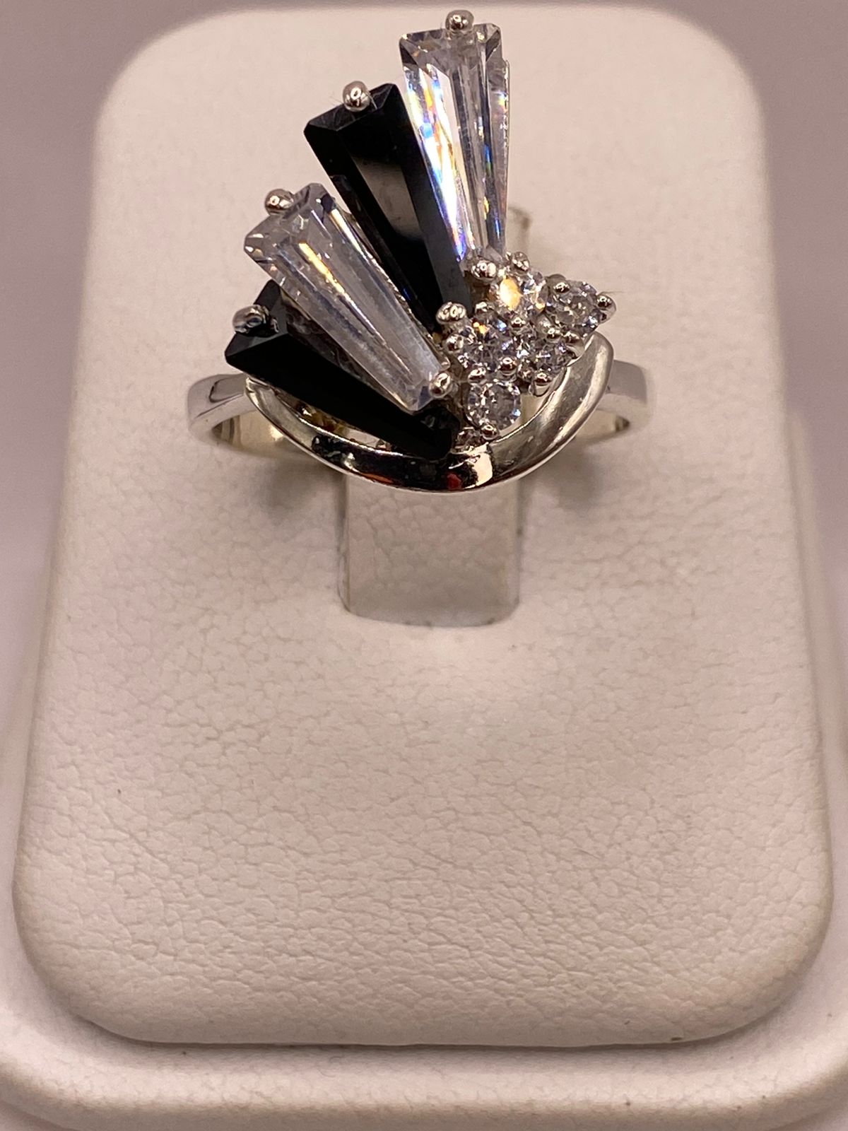 Anillo Escultural de Plata 925 con Zirconias Blancas y Negras, vista frontal