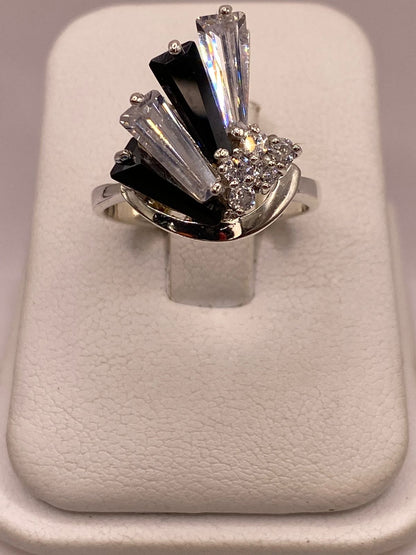 Anillo Escultural de Plata 925 con Zirconias Blancas y Negras, vista frontal