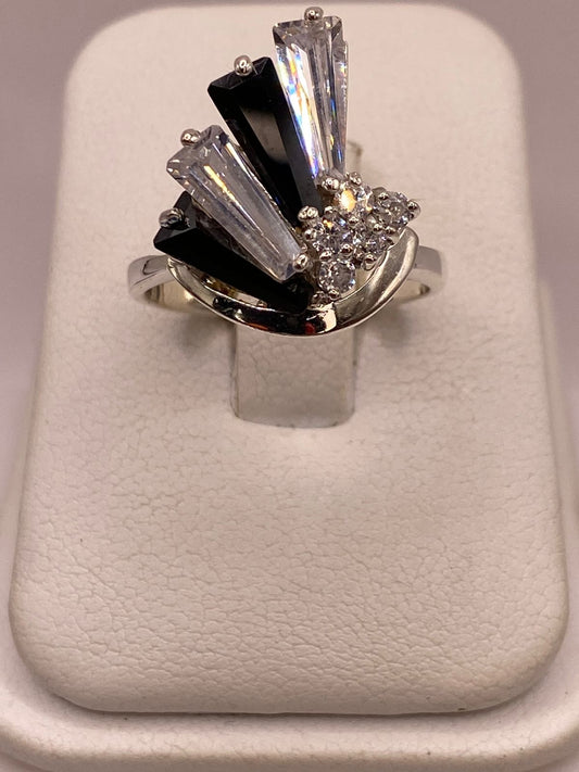 Anillo Escultural de Plata 925 con Zirconias Blancas y Negras, vista frontal