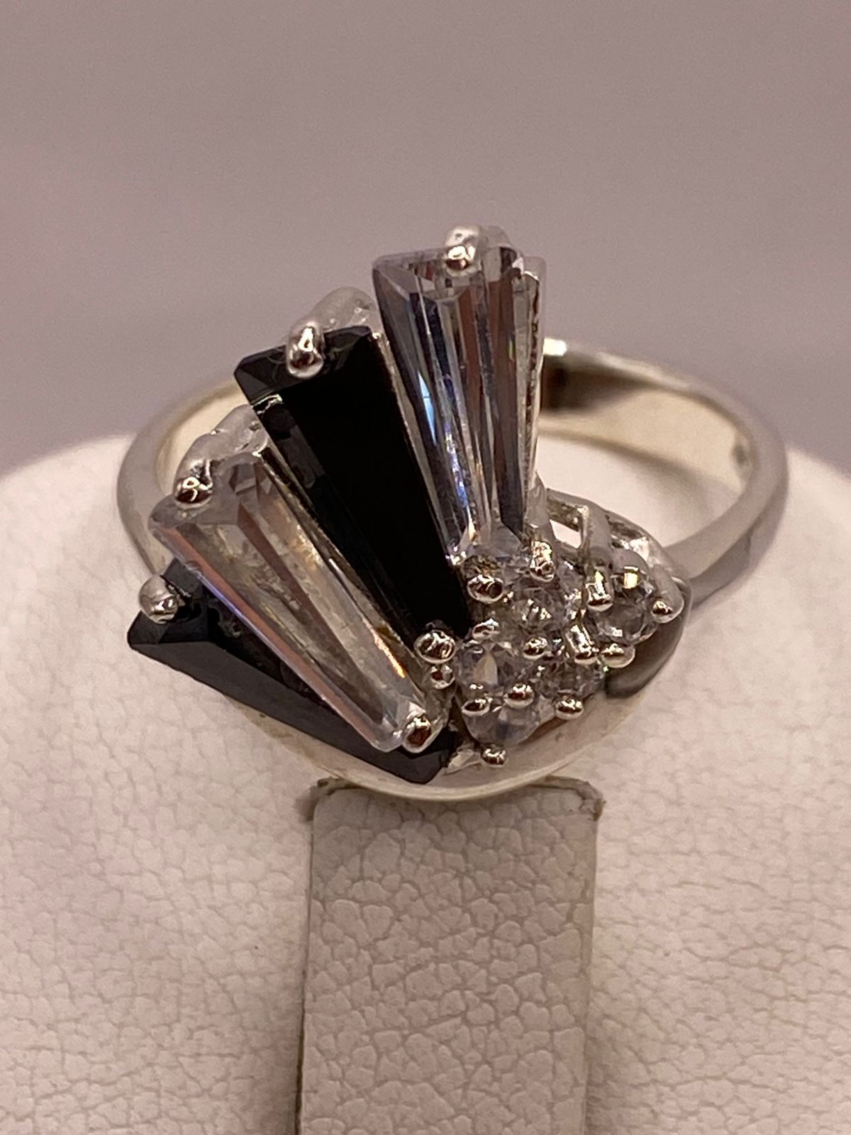 Anillo Escultural de Plata 925 con Zirconias Blancas y Negras, sello de autenticidad Plata Ley .925