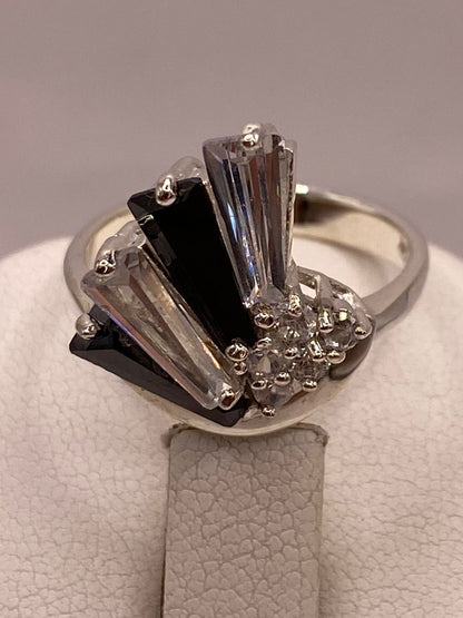 Anillo Escultural de Plata 925 con Zirconias Blancas y Negras, sello de autenticidad Plata Ley .925