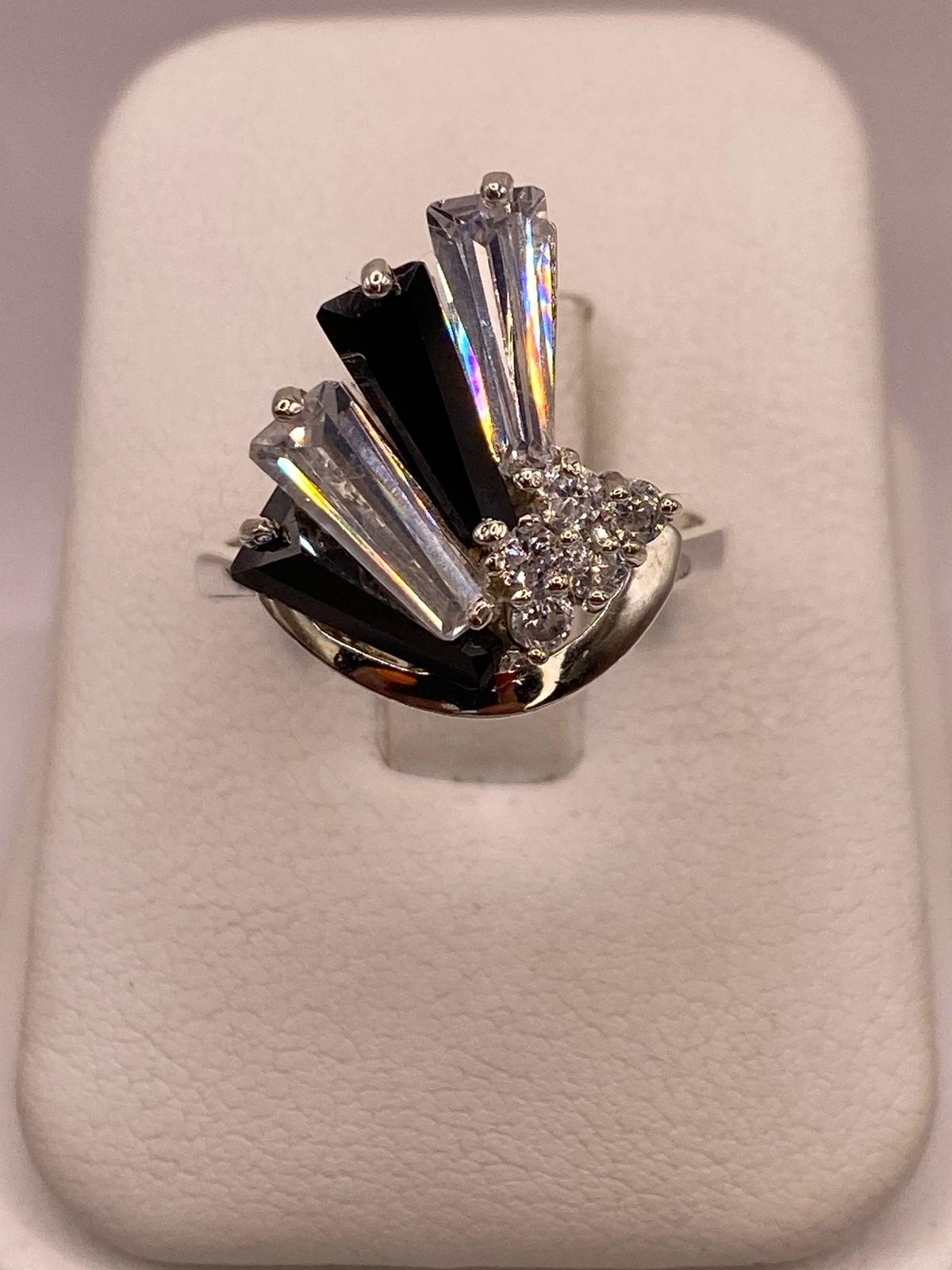 Anillo Escultural de Plata 925 con Zirconias Blancas y Negras, vista de detalle
