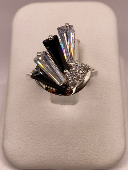 Anillo Escultural de Plata 925 con Zirconias Blancas y Negras, vista de detalle