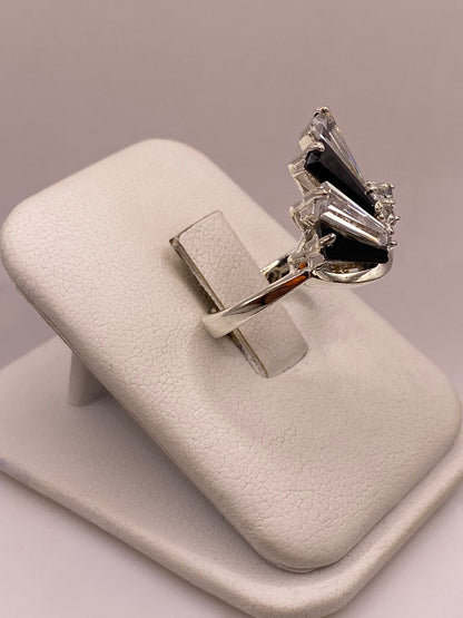 Anillo Escultural de Plata 925 con Zirconias Blancas y Negras, vista lateral