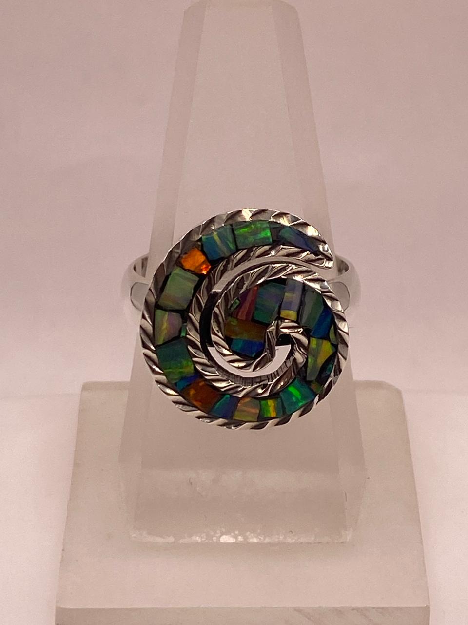 Anillo Espiral con Ópalo de Fuego Multicolor en Plata Ley .950 — ángulo diagonal