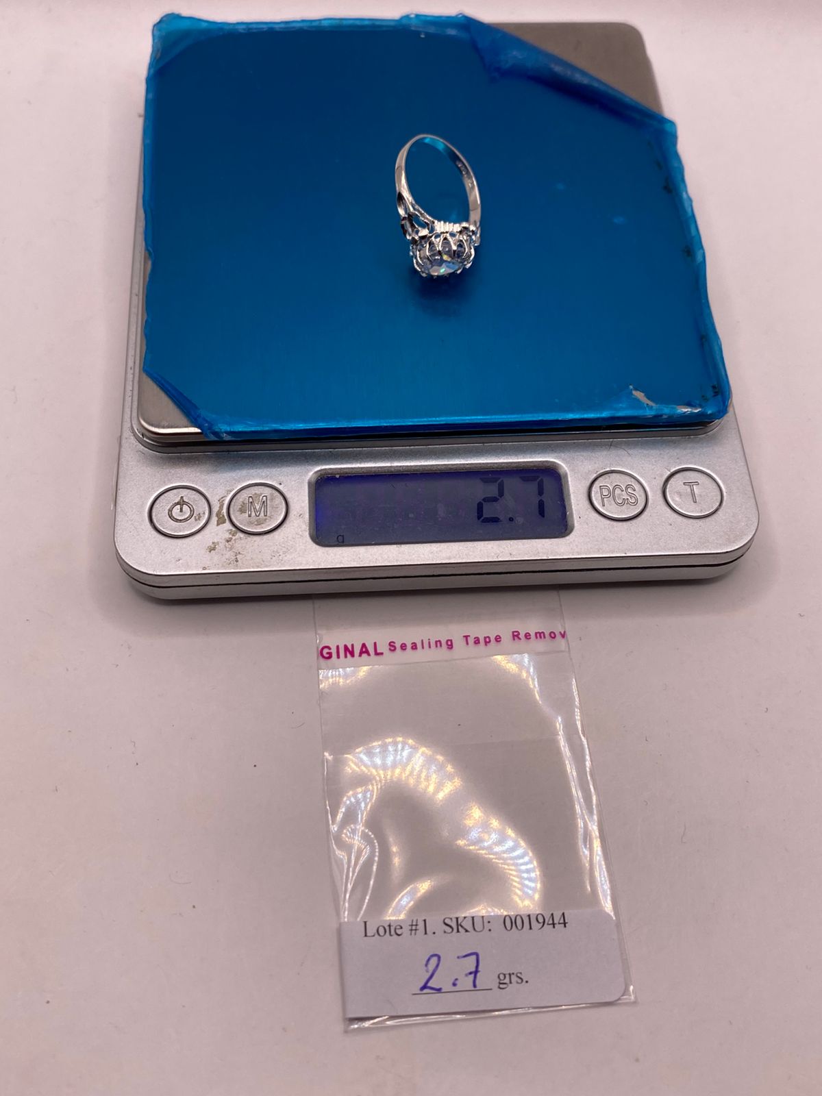 Anillo Estilo Princesa en Plata Ley 925 con Zirconia , peso en gramos (báscula)