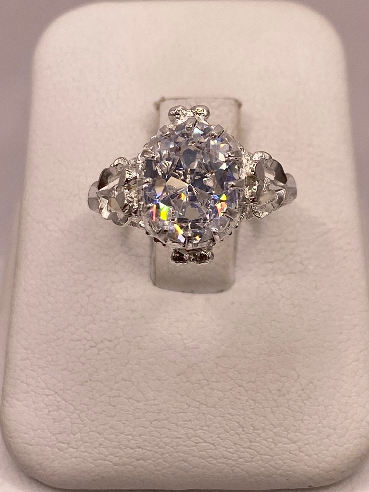 ANILLO ESTILO PRINCESA EN PLATA LEY 925 CON ZIRCONIA , vista frontal