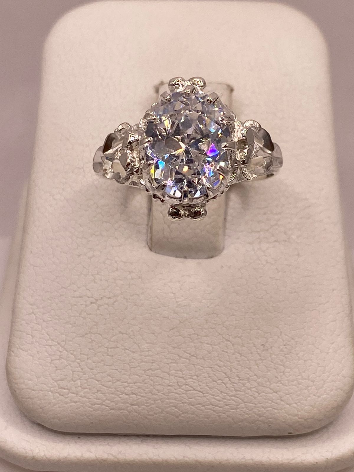 ANILLO ESTILO PRINCESA EN PLATA LEY 925 CON ZIRCONIA , vista de detalle