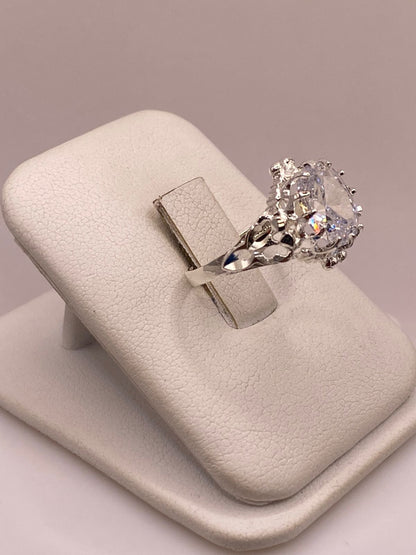Anillo Estilo Princesa en Plata Ley 925 con Zirconia , vista lateral