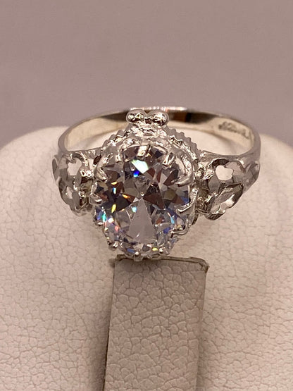 Anillo Estilo Princesa en Plata Ley 925 con Zirconia , sello de autenticidad Plata Ley .925