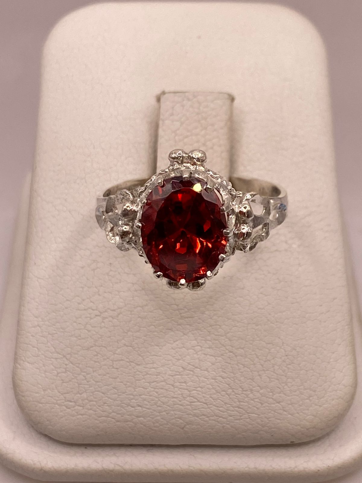 Anillo Estilo Princesa con Zirconia Roja en Plata Ley 925 en báscula mostrando peso