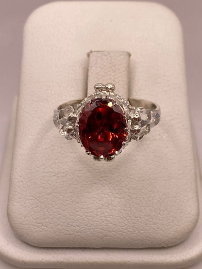 Anillo Estilo Princesa con Zirconia Roja en Plata Ley 925 en báscula mostrando peso