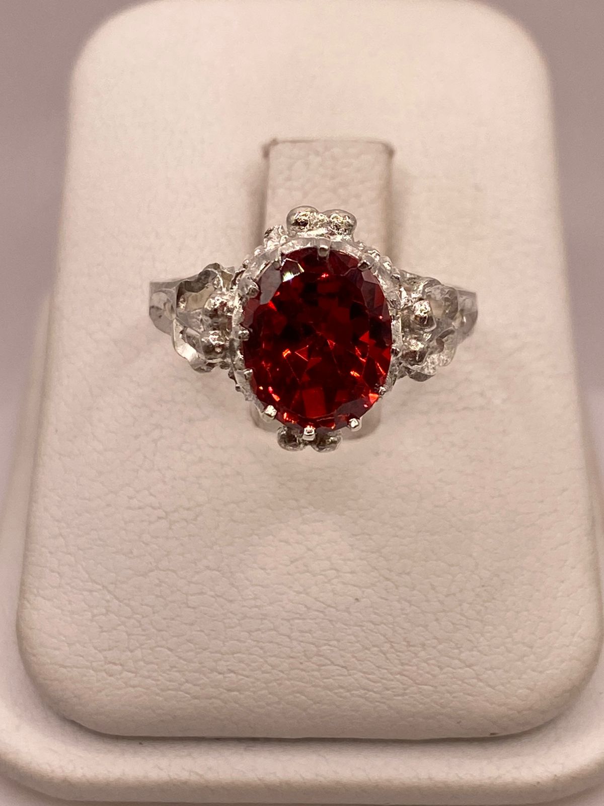 Anillo Estilo Princesa con Zirconia Roja en Plata Ley 925, vista lateral