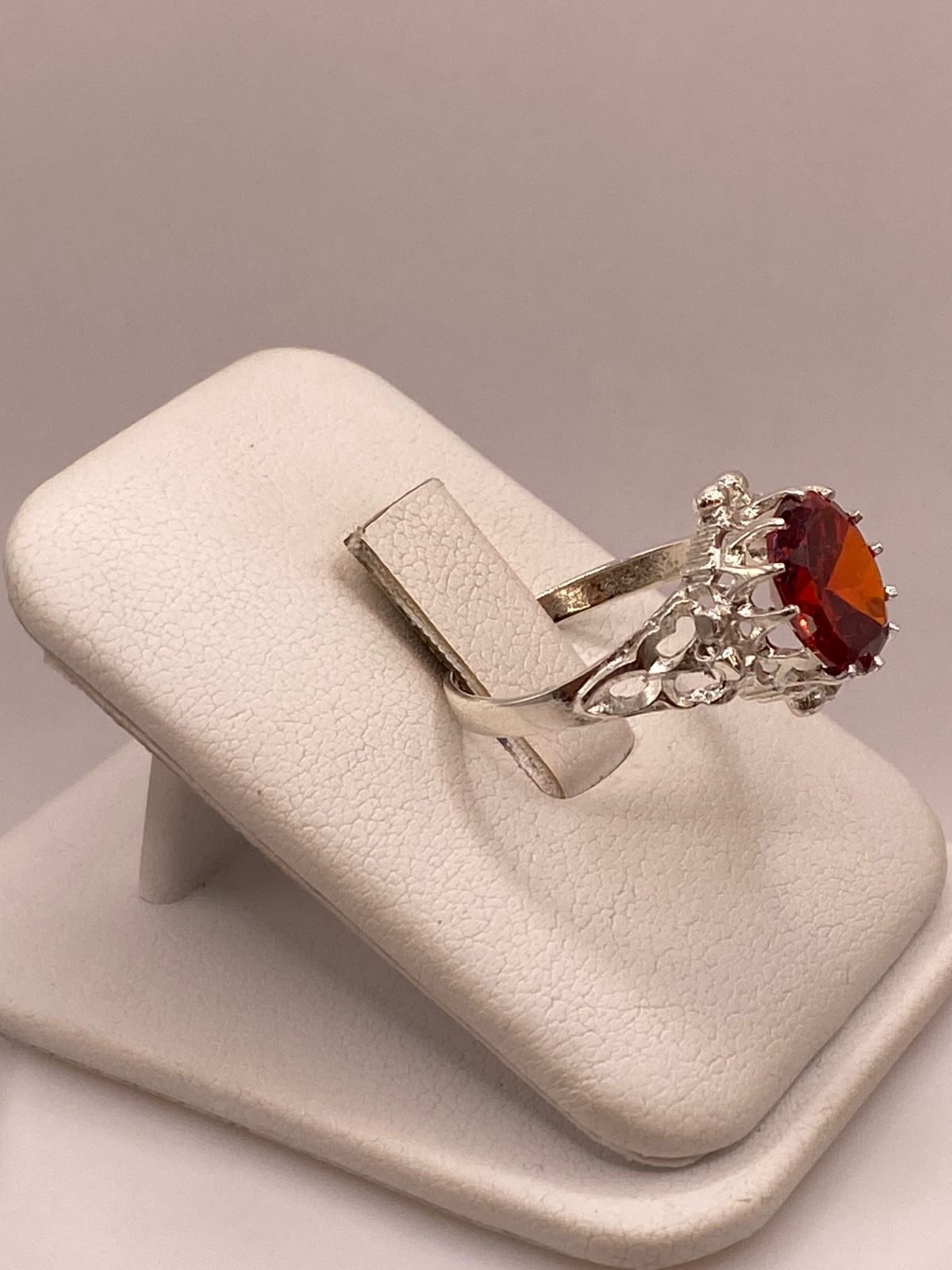 Anillo Estilo Princesa con Zirconia Roja en Plata Ley 925, vista de detalle