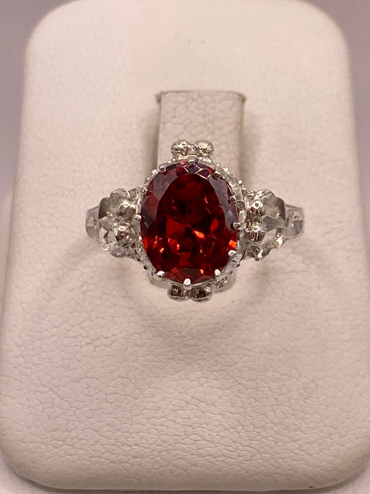 Anillo Estilo Princesa con Zirconia Roja en Plata Ley 925, vista frontal