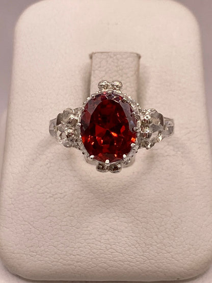 Anillo Estilo Princesa con Zirconia Roja en Plata Ley 925, vista frontal