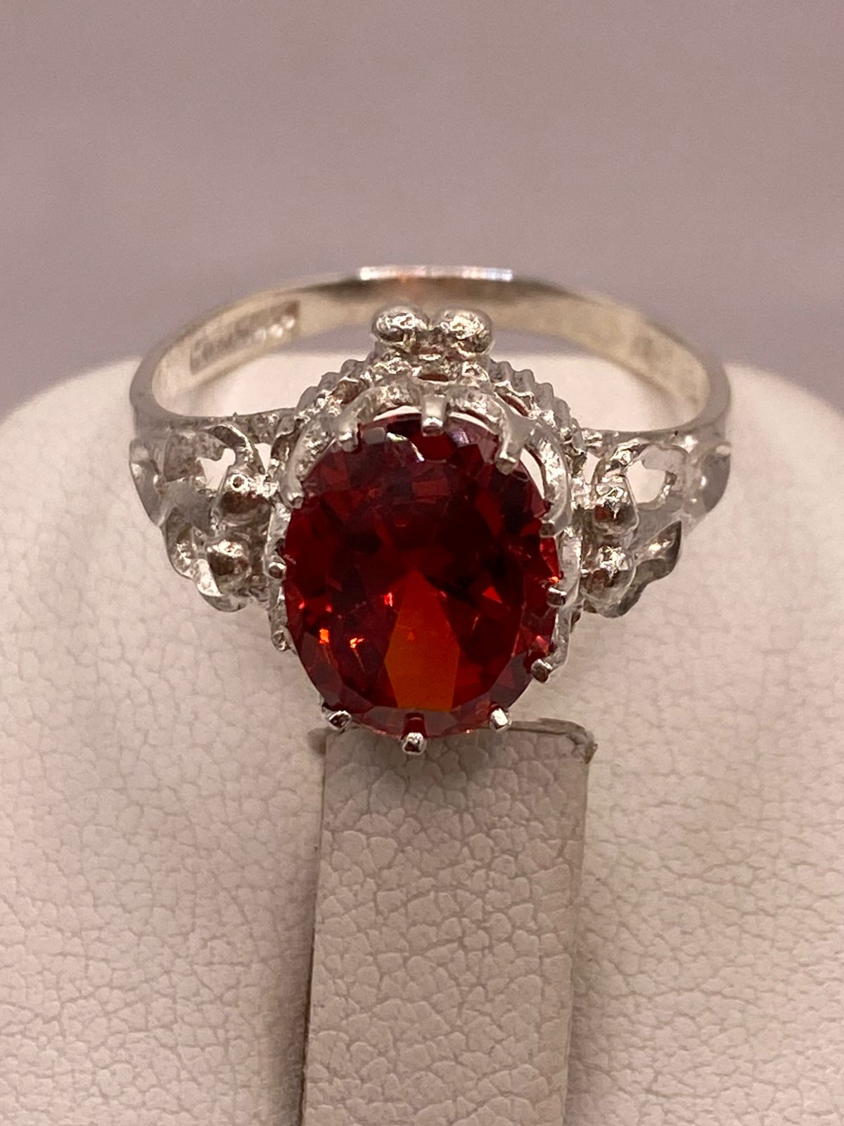 Anillo Estilo Princesa con Zirconia Roja en Plata Ley 925, sello de autenticidad Plata Ley .925