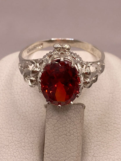 Anillo Estilo Princesa con Zirconia Roja en Plata Ley 925, sello de autenticidad Plata Ley .925