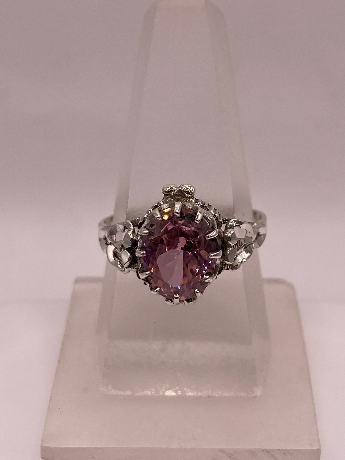 Anillo Estilo Princesa con Zirconia Rosa en Plata Ley .925 — ángulo diagonal