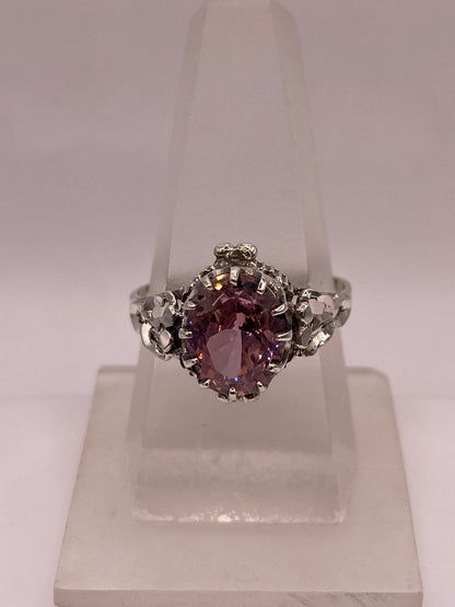 Anillo Estilo Princesa con Zirconia Rosa en Plata Ley .925 — ángulo diagonal