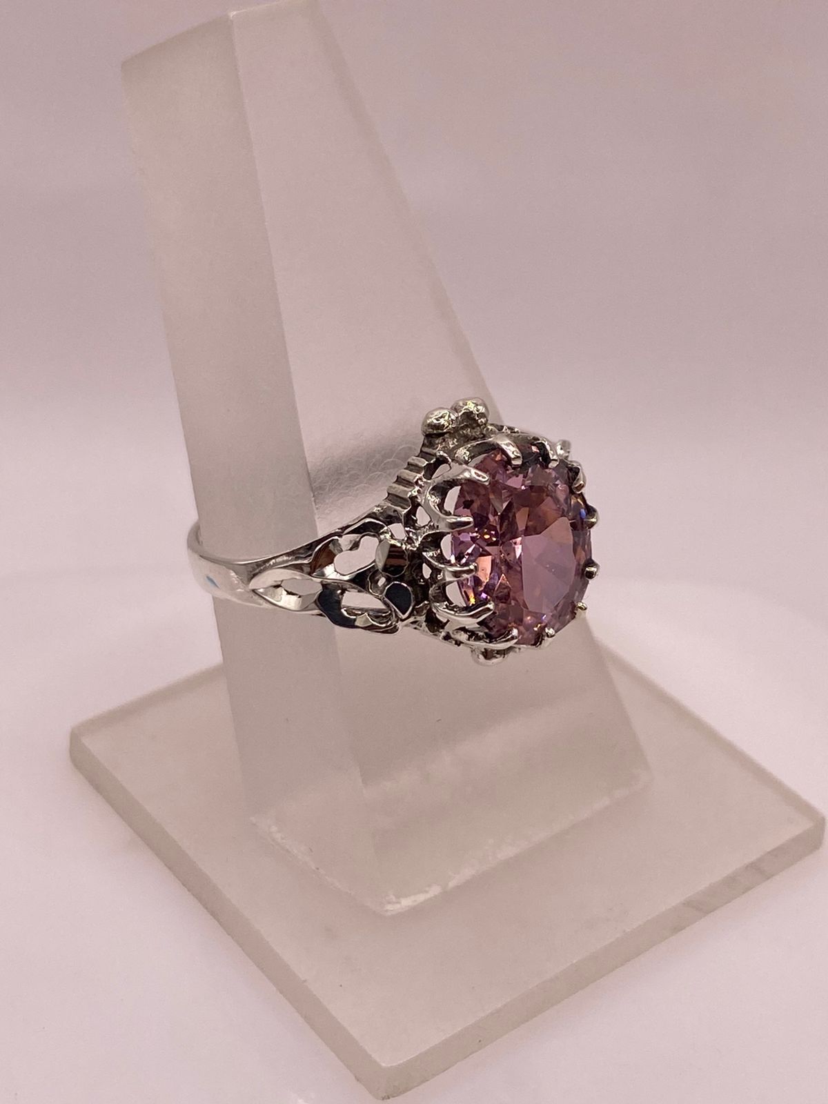 Anillo Estilo Princesa con Zirconia Rosa en Plata Ley .925, vista frontal